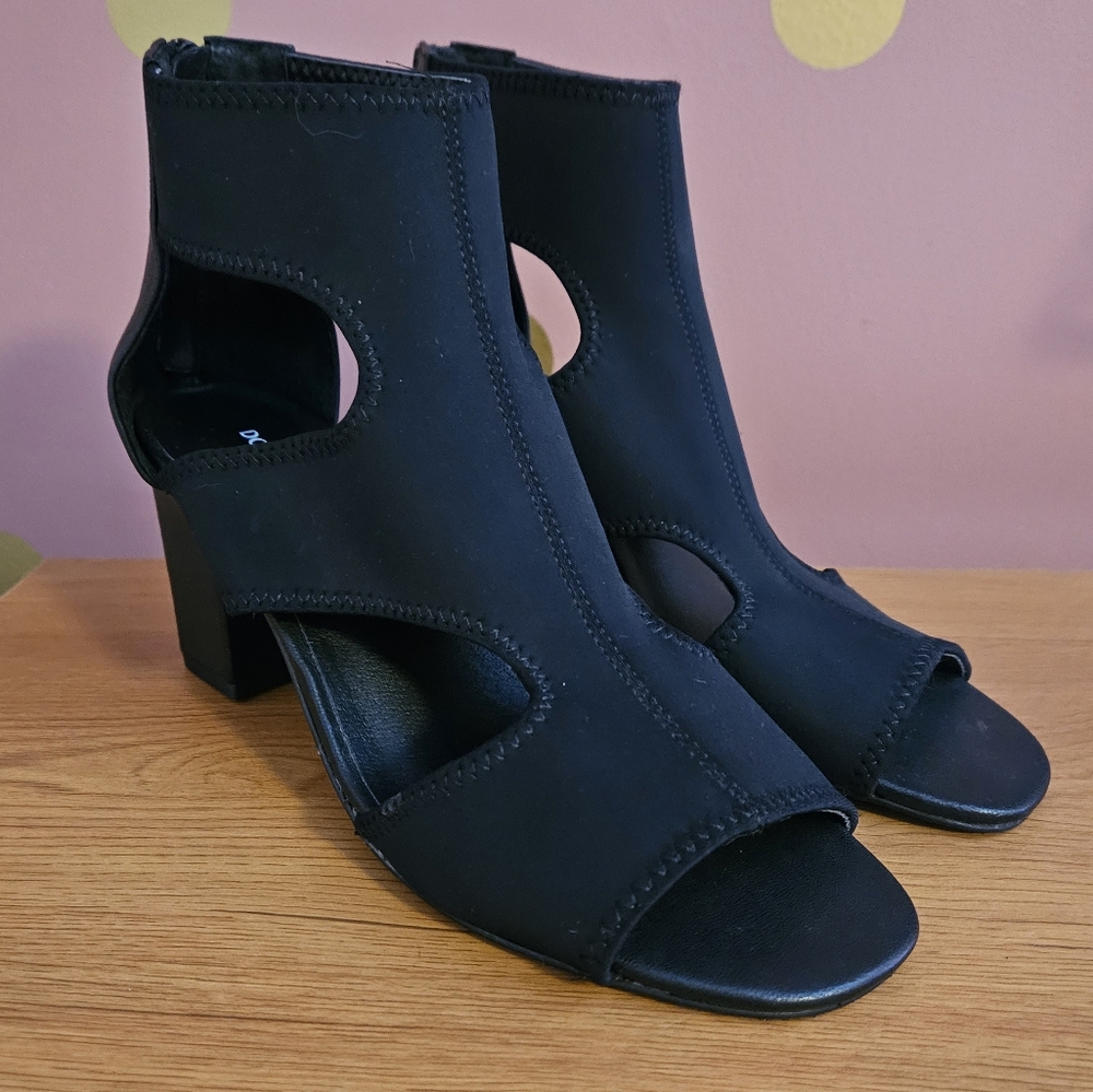 Donald/Pliner Black Heels